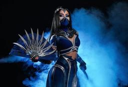 Princesa de Edenia: modelo muestra el cosplay de Kitana del juego de lucha Mortal Kombat 1