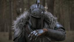 Un paseo por el Bosque de los Gigantes Caídos: un cosplayer se transforma en el Maldito del juego Dark Souls 2