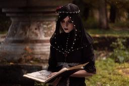Una artista de Redania: modelo muestra el cosplay de Iris von Everec del juego "The Witcher 3: Wild Hunt"