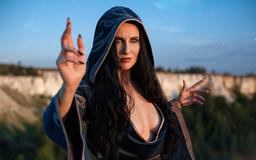 La Señora de la Noche: modelo muestra el cosplay de Nocturnal del universo de la serie The Elder Scrolls