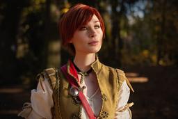 Paseo por el bosque otoñal: cosplayer se transforma en Shani del juego "The Witcher 3: Wild Hunt"