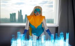 Una superheroína en acción: modelo muestra el cosplay de Blondie Blazer del juego Dispatch