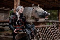 En busca de nuevas aventuras: cosplayer se presenta como Ciri del juego "The Witcher 4"