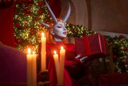 Modelo muestra un cosplay festivo de Mizora de Baldur's Gate 3: un regalo de Año Nuevo por un alma