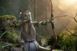 Modelo muestra el cosplay de la señora de las dríadas, Eithné, del juego de cartas "Gwent"
