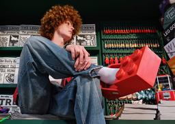 Crocs presenta zapatos en forma de enormes piezas de LEGO: ladrillos en los pies