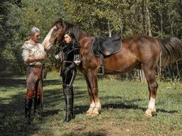 Cosplayers mostraron un paseo a caballo de Geralt y Yennefer de The Witcher 3: Wild Hunt