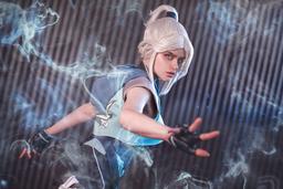 Cosplayer encarna a la agente Jett de Valorant: dominando el torbellino