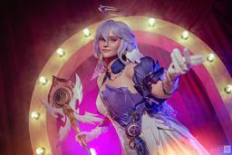 Cosplayer encarna la imagen de Zaryanka de Honkai: Star Rail: la cantante galoviana de Penacony