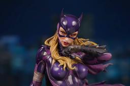 Sideshow Collectibles muestra el unboxing y el montaje de la estatua de Stephanie Brown con el traje de Batgirl