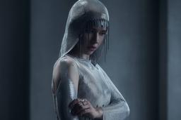 Cosplayer encarna a la princesa Irulan Corrino de la película "Dune: Parte Dos"