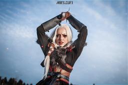 Modelo muestra el cosplay de Ciri de The Witcher IV: superando la Prueba de las Hierbas