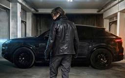Cosplayer muestra la imagen de Leon Kennedy de Resident Evil Requiem: un luchador de la vieja escuela