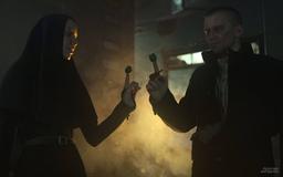 Cosplayers encarnaron a personajes del juego INDIKA: un criminal y una monja