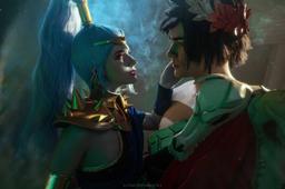 Los cosplayers mostraron a Zagreus y Megaera del juego Hades: amor en el Inframundo