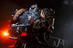 Cosplayers mostraron una batalla entre un marine espacial del Caos y combatientes de la Astra Militarum de Warhammer 40,000