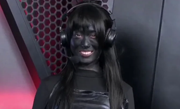 Feministas criticaron a una presentadora sexual de un evento de Naraka: Bladepoint, y ella se pintó de negro e hizo "blackface"