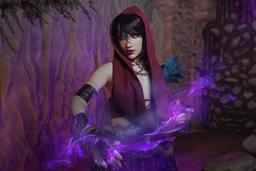 Una cosplayer encarna a Morrigan de Dragon Age: Origins, la compañera del Guarda Gris