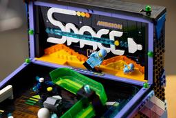 LEGO anuncia su primera máquina de pinball funcional con temática espacial