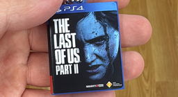 Los jugadores recordaron la gacha japonesa con pequeños "discos de PlayStation" después de que Sony se negara a lanzar versiones físicas del juego