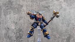 Вышел обзорный ролик фигурки штурмового заступника «Ультрамаринов» из Warhammer 40,000: Space Marine 2 от JoyToy
