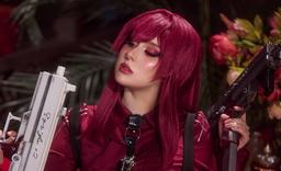 Cazadora de Pteruges-V: modelo muestra el cosplay de Kafka de Honkai: Star Rail