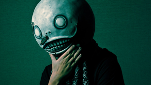 Создатель NieR Automata напился и потерял маску Эмиля. Нашлась не менее привлекательная замена
