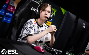 17-летнего россиянина признали лучшим игроком года в Counter-Strike 2, он стал самым молодым топ-1 HLTV.  Второе место тоже занял киберспортсмен из РФ