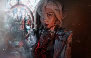 Встреча с Роковой луной: модель показала косплей Арлекино из Genshin Impact