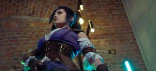 Наследница клана Кирамман: модель показала косплей Кейтлин из «Аркейна» и League of Legends