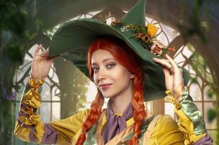 Модель показала косплей профессора травологии Мирабель Чесноук из Hogwarts Legacy