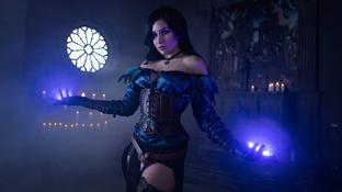 Чародейка из Венгерберга: модель показала косплей Йеннифэр из The Witcher 3: Wild Hunt