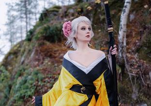 Приключения в Японии: косплеерша предстала в образе Цири из The Witcher 3: Wild Hunt