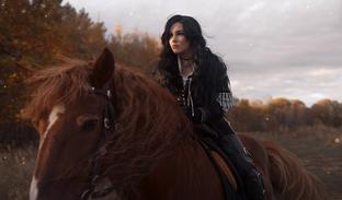 Женщина в чёрном: модель показала косплей Йеннифэр из игры The Witcher 3: Wild Hunt