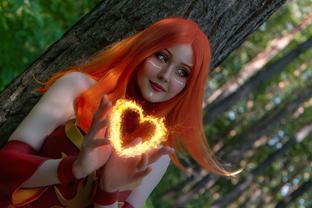 Одарённая драконьим поцелуем: фанатка показала косплей Лины из Dota 2
