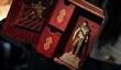 Nolan North демонстрирует содержимое Uncharted 3: Drake's Deception Collector's Edition 