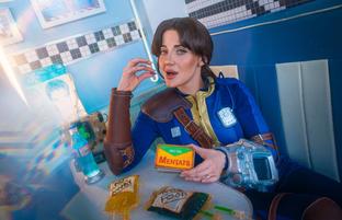 Кафе в Пустошах: модель показала косплей Люси Маклин из сериала Fallout