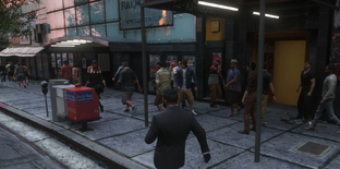 Для GTA V вышел мод, позволяющий заполнить улицы толпами пешеходов