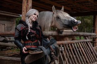 В поисках новых приключений: косплеер предстала в образе Цири из игры «Ведьмак 4»