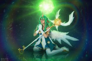 Косплеер предстала в образе Звёздной защитницы Сораки из League of Legends