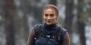 Софи Тёрнер мокнет под дождём на кадрах со съёмок сериала Tomb Raider