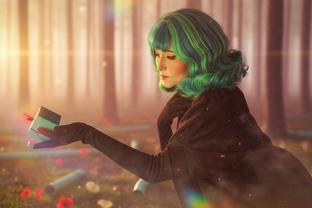 Модель показала косплей главной героини из игры GRIS: путь исцеления от утраты