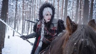 Косплеер предстала в образе Цири из «Ведьмака 4»: приключения в заснежённом лесу