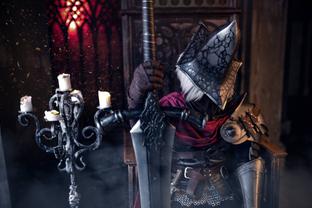Косплеер показала Хранителя Бездны из Dark Souls III: один из пяти Повелителей Пепла