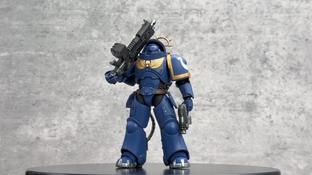 JoyToy показала распаковку фигурки ультрамаринского Тяжёлого Заступника из Warhammer 40,000: Space Marine 2