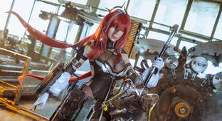 Модель показала косплей Эмбер из Arknights: Endfield — рыцаря ордена Стальной клятвы