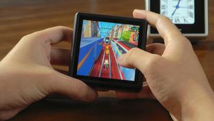 На портативке Anbernic RG Rotate сыграли в Brotato и Subway Surfers в «свернутом» режиме
