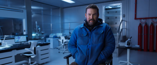 «Это не экшен. Это хоррор». Зак Креггер рассказал о своём подходе к экранизации Resident Evil в новом промо-ролике 