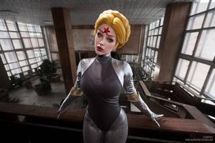 Косплеер предстала в образе Близняшки из Atomic Heart — идеальной телохранительницы