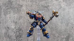 Вышел обзорный ролик фигурки штурмового заступника «Ультрамаринов» из Warhammer 40,000: Space Marine 2 от JoyToy